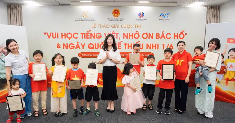 La cónsul general de Vietnam en Fukuoka (Japón), Trinh Thi Mai Phuong, entrega certificados de reconocimiento a los niños que participan en el programa.