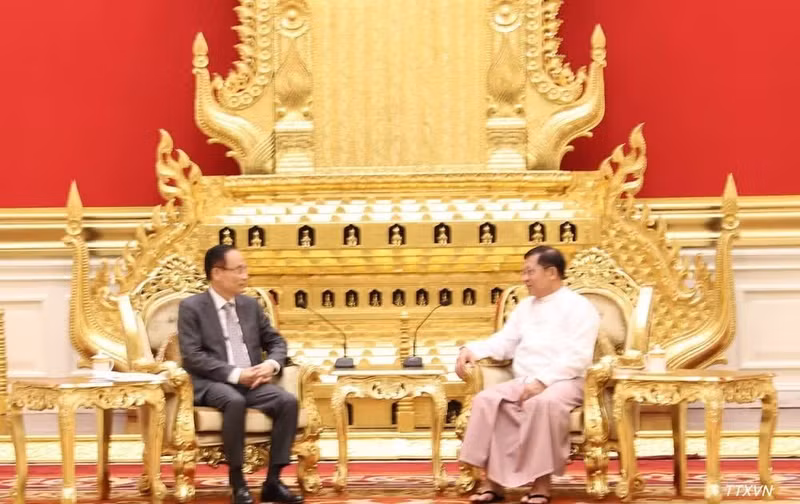 El miembro del Buró Político y ministro de Relaciones Exteriores, Le Hoai Trung, en su calidad de copresidente de la décima reunión del Comité Mixto de Cooperación Bilateral, y como parte de una visita a Myanmar en agosto pasado, se reúne con el presidente de ese país, Min Aung Hlaing. (Foto: VNA)
