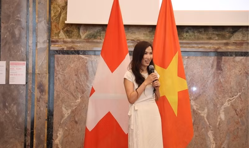 La secretaria general del Foro Económico Suizo-Vietnamita (SVEF), Rachel Nguyen Isenschmid, interviene en el evento. (Foto: VNA)