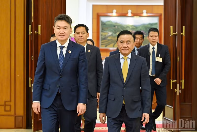 Tran Cam Tu, miembro del Buró Político y permanente del Secretariado del Comité Central del Partido Comunista de Vietnam, y Thongly Sisoulith, secretario de la Unión de la Juventud Revolucionaria de Laos (Fuente: nhandan.vn)