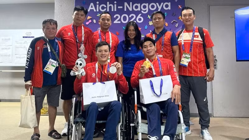 La ministra de Cultura, Deportes y Turismo, Lam Thi Phuong Thanh, felicita a la delegación de Vietnam en los Juegos Paralímpicos Asiáticos.