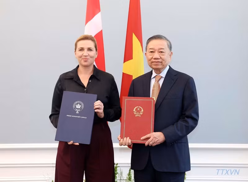 El secretario general del Partido Comunista y presidente de Vietnam, To Lam (derecha), y la primera ministra de Dinamarca, Mette Frederiksen, muestran la Declaración Conjunta sobre el establecimiento de la Asociación Estratégica Integral. (Foto: VNA)