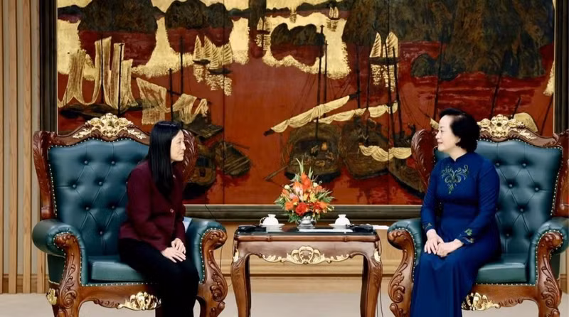 La viceprimera ministra vietnamita, Pham Thi Thanh Tra (derecha), recibe a la embajadora de Estados Unidos, Jennifer Wicks. (Foto: VOV)