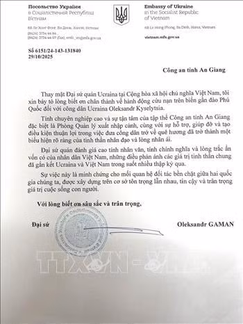 La Embajada de Ucrania agradece a la policía de An Giang por el rescate y repatriación del ciudadano Oleksandr Kyselytsia, encontrado herido en aguas vietnamitas. (Foto: VNA)