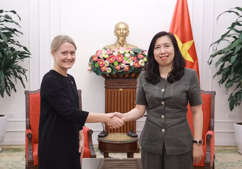 La viceministra de Relaciones Exteriores de Vietnam, Le Thi Thu Hang, recibe a Astrid Bergmål, secretaria de Estado del Ministerio de Relaciones Exteriores de Noruega. (Fuente: Ministerio de Relaciones Exteriores)