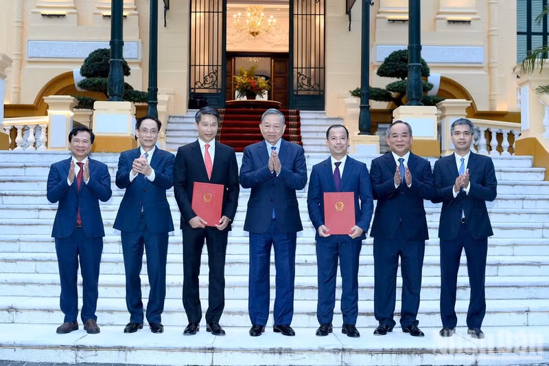 El secretario general del Partido Comunista de Vietnam y presidente del país, To Lam, preside una ceremonia para hacer efectivas las decisiones de nombramiento de dos embajadores vietnamitas en el extranjero. 