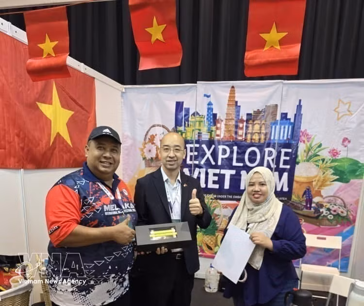 El representante de la Oficina Comercial de Vietnam en Malasia, Ngo Quang Hung, en la Feria Halal internacional. (Foto: VNA)