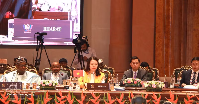 La viceministra de Relaciones Exteriores Nguyen Minh Hang, en la sesión titulada “Reforma de los sistemas multilaterales y la gobernanza global”. (Foto: VNA)