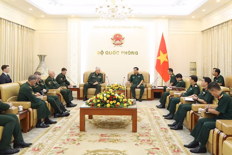 El viceministro de Defensa de Vietnam, Nguyen Truong Thang, recibe al general de cuerpo de ejército Vladimir Borisovich Zarudnitsky, director de la Academia Militar del Estado Mayor General de las Fuerzas Armadas de Rusia. (Foto: qdnd.vn)