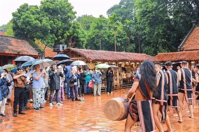 Los visitantes recorren la zona de exposición de pueblos artesanales tradicionales. (Foto: VNA)