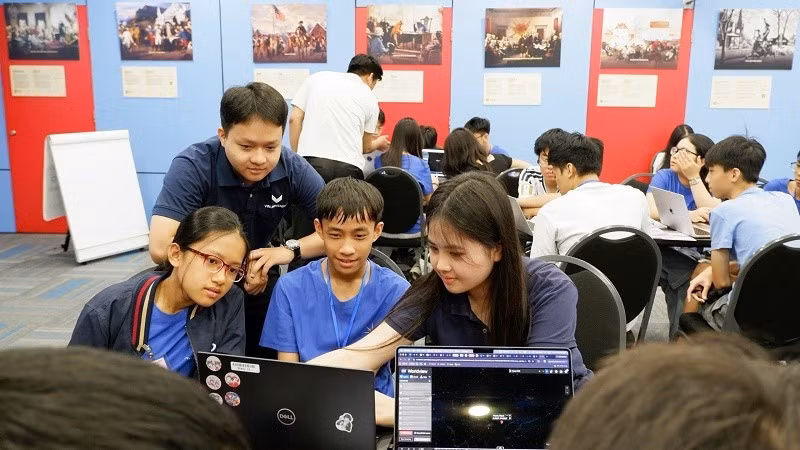 Los participantes practican la exploración y el análisis de los datos abiertos de la NASA bajo la orientación de mentores especializados.