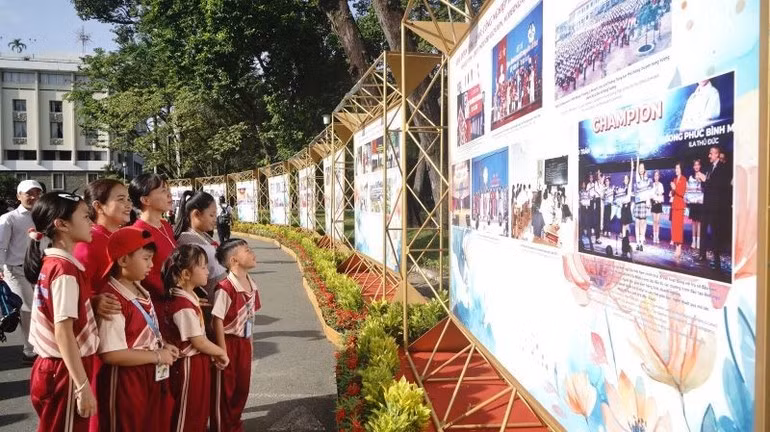 Estudiantes visitan la exhibición.