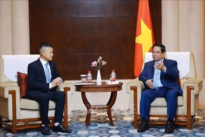 El primer ministro de Vietnam, Pham Minh Chinh, y el vicepresidente senior del Grupo de Ciencia y Tecnología Yadea, Wang Jiazhong. (Foto: VNA)