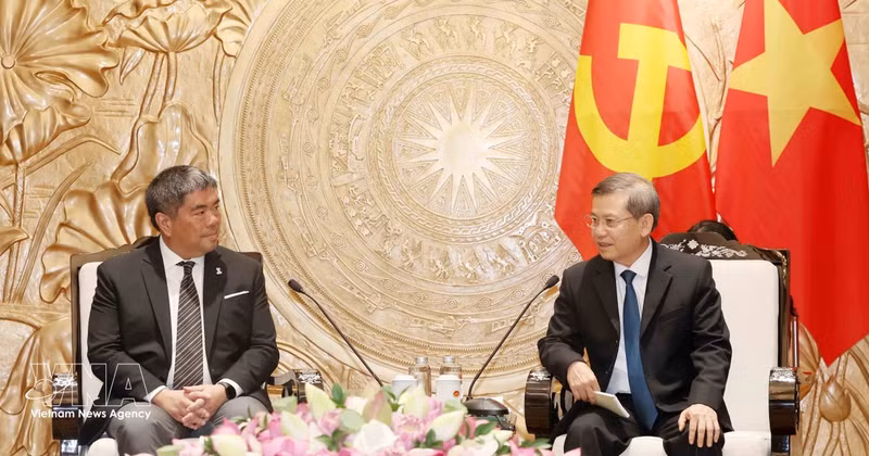El miembro del Buró Político, secretario del Comité Central del Partido Comunista de Vietnam y jefe de su Comisión de Asuntos Internos, Le Minh Tri, recibe a Isra Sunthornvut, subjefe del Partido Demócrata de Tailandia. (Fuente: VNA)