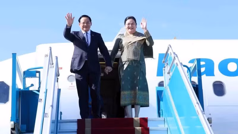El primer ministro de Laos, Sonexay Siphandone, y su esposa llegan a Hanói. 