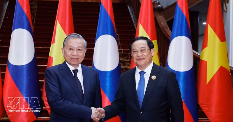 El secretario general del Partido Comunista de Vietnam, To Lam, se reúne el 1 de diciembre de 2025 con el primer ministro laosiano, Sonexay Siphandone. (Fuente: VNA)