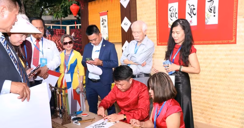 Vietnamitas en el extranjero hacen fila para pedir caligrafía. (Fuente: VNA)