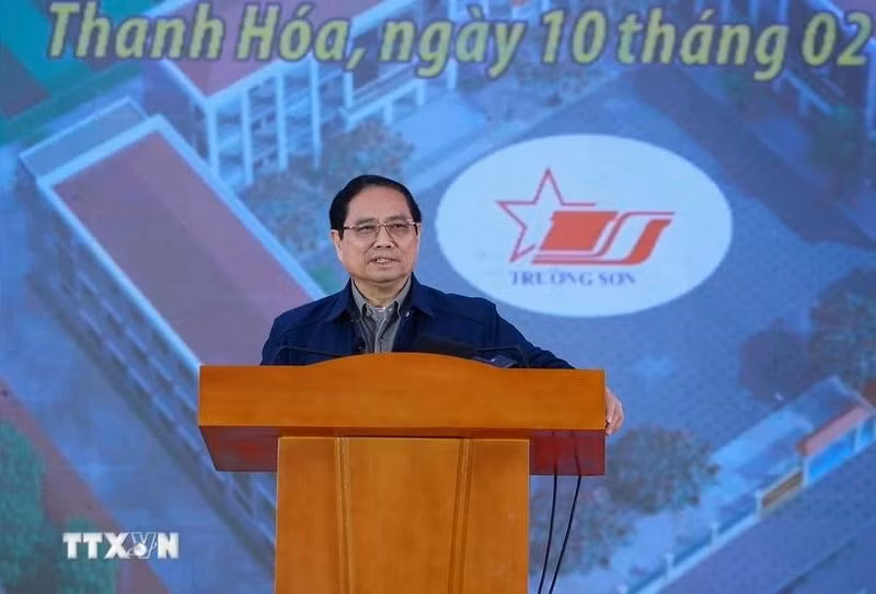 El primer ministro Pham Minh Chinh habla en la ceremonia de inauguración del proyecto de la escuela de nivel primario y secundario Cam Thach, en la provincia de Thanh Hoa. (Foto: VNA)