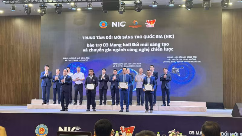 Ceremonia para anunciar el establecimiento de tres nuevas redes de expertos de la industria de innovación y tecnología estratégica: Quantum (VNQuantum), Cyber ​​​​Security (ViSecurity) y Aviación, Espacio y Vehículos Aéreos No Tripulados (UAV Vietnam) el 25 de agosto de 2025. (Foto: Vietnam+)