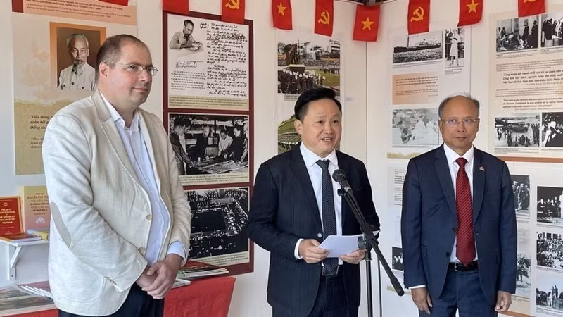 Vincent Boulet, (primero a la izquierda) jefe del Comité de Asuntos Exteriores del Partido Comunista de Francia, asiste a la ceremonia de inauguración del stand del periódico vietnamita Nhan Dan en septiembre de 2024. (Foto: VNA)