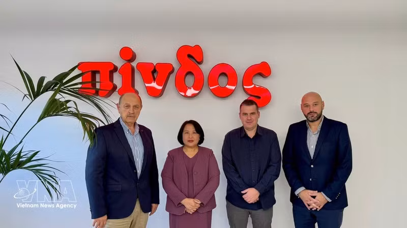 La embajadora de Vietnam, Pham Thi Thu Huong, visita y mantiene encuentros de trabajo con representantes de las principales empresas griegas de procesamiento de alimentos: Nitsiakos y Pindos. (Fuente: VNA)
