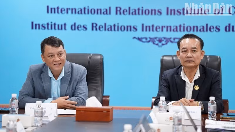 El subdirector del IDIR, Tran Hoai Nam (izquierda), y el subdirector del IRIC, Chhort Bunthang, copresiden el taller. (Foto: Dinh Truong)