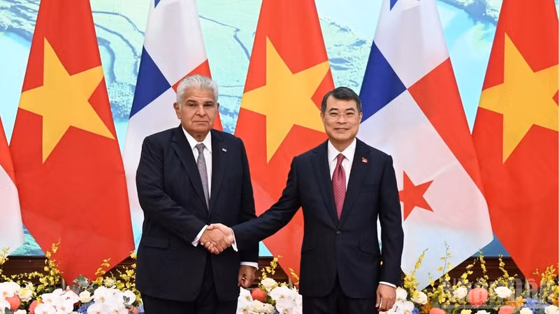 El presidente panameño, José Raúl Mulino, y el primer ministro vietnamita, Le Minh Hung (Fuente: Tran Hai/nhandan.vn)