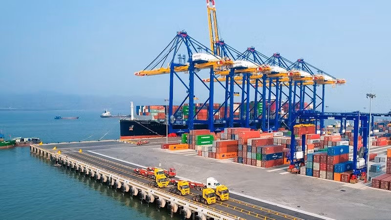 El puerto internacional de contenedores Hateco Haiphong es el primero inteligente de Vietnam, con puertas de entrada y salida automatizadas y muelles semiautomatizados, capaz de recibir los buques más grandes del mundo. (Foto: Dam Thanh)