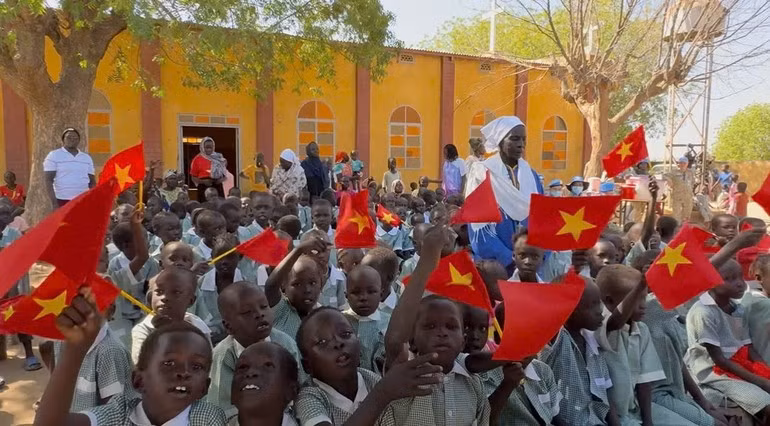 Los rostros de los niños de Abyei se iluminan de felicidad al recibir regalos de las fuerzas de cascos azules de Vietnam. (Foto: Hai Yen)