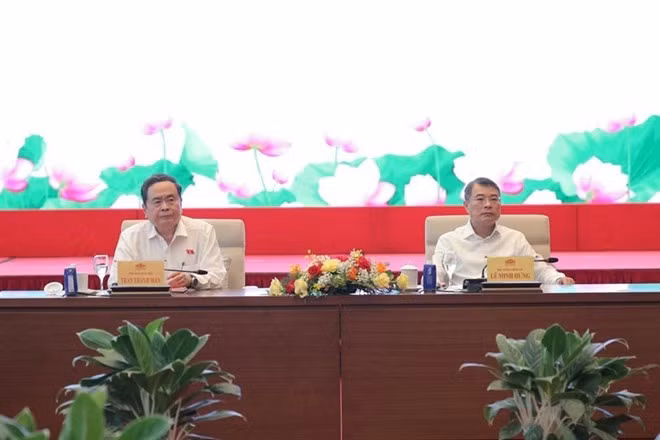 El primer ministro de Vietnam, Le Minh Hung, y el presidente de la Asamblea Nacional, Tran Thanh Man, copresiden el encuentro con los dirigentes de los organos de prensa.