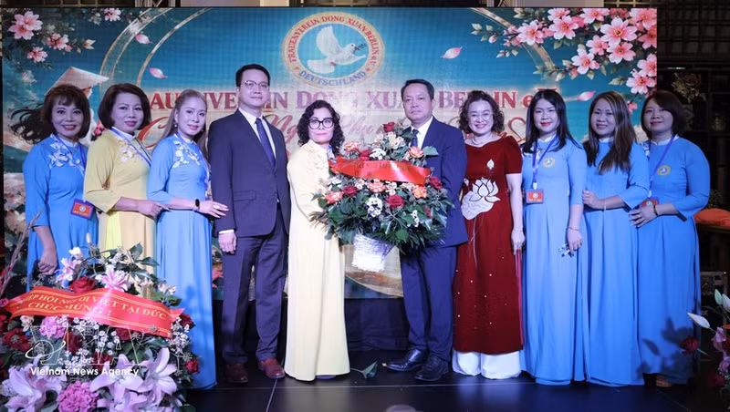 El comité ejecutivo de la Asociación de Mujeres de Dong Xuan recibe flores de felicitación de la Embajada de Vietnam (Foto: VNA)