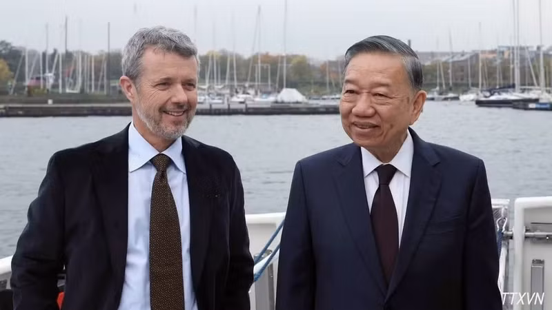 El secretario general del Partido Comunista y presidente de Vietnam, To Lam, y el rey de Dinamarca, Federico X (Fuente: VNA)