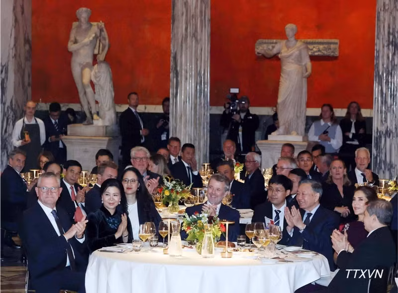El secretario general del Partido Comunista y presidente de Vietnam, To Lam, asiste a un concierto de amistad con motivo del 55º aniversario del establecimiento de relaciones diplomáticas entre Vietnam y Dinamarca. (Foto: VNA)