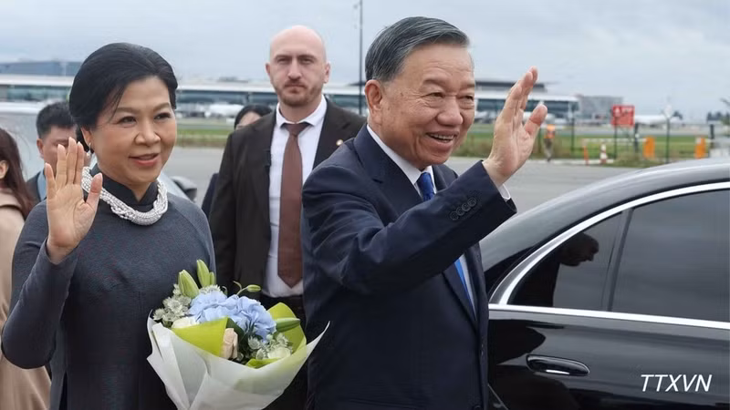 El secretario general del Partido Comunista y presidente de Vietnam, To Lam, acompañado de su esposa, Ngo Phuong Ly, y una delegación vietnamita de alto nivel, llegó hoy a Bruselas para iniciar visitas oficiales a la UE y a Bélgica (Fuente: VNA)