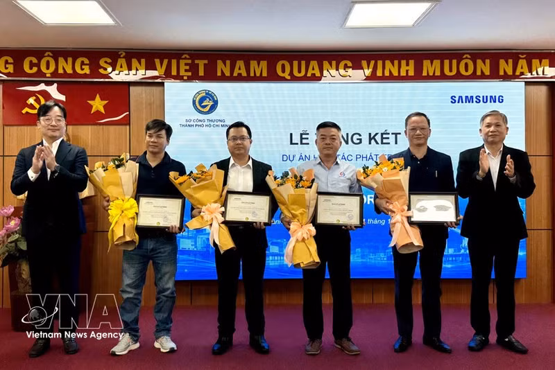 Las empresas reciben certificados de participación en el proyecto durante la conferencia de balance del Proyecto de Cooperación para el Desarrollo de Fábricas Inteligentes en el sur de Vietnam 2026 (Foto: VNA)