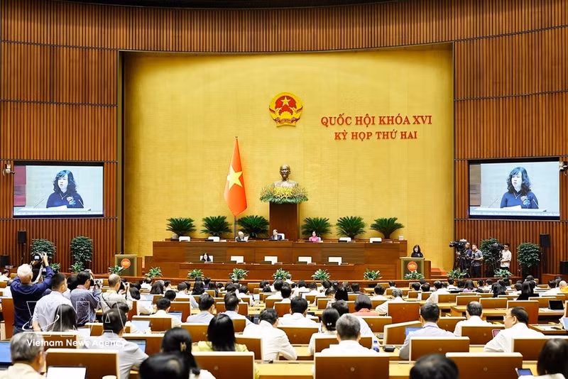 La ministra de Salud, Dao Hong Lan, presenta propuestas sobre tres proyectos de ley en el segundo período de sesiones de la Asamblea Nacional. (Foto: VNA)