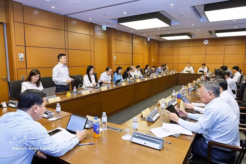 Los diputados de las provincias de Hung Yen y Tay Ninh participan en un debate. (Foto: VNA)