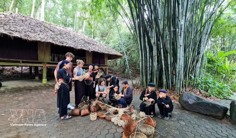Turistas internacionales en la aldea de Thai Hai, comuna de Tan Cuong (Thai Nguyen). (Foto: VNA)