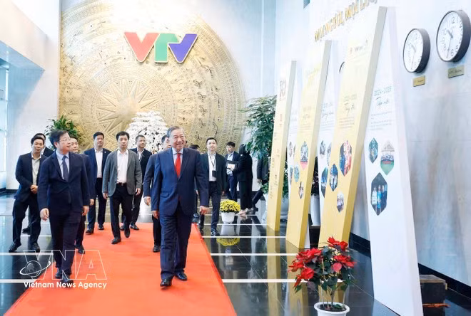 El secretario general To Lam visita y felicita el Año Nuevo a funcionarios, reporteros, editores, técnicos y trabajadores de la VTV. Foto: VNA.