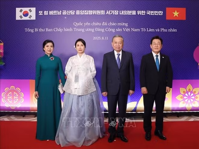 El secretario general del Partido Comunista de Vietnam, To Lam (segundo desde derecha) acompañado de su esposa (primero desde izquierda) y el presidente anfitrión, Lee Jae Myung, y su cónyuge (Fuente: VNA)