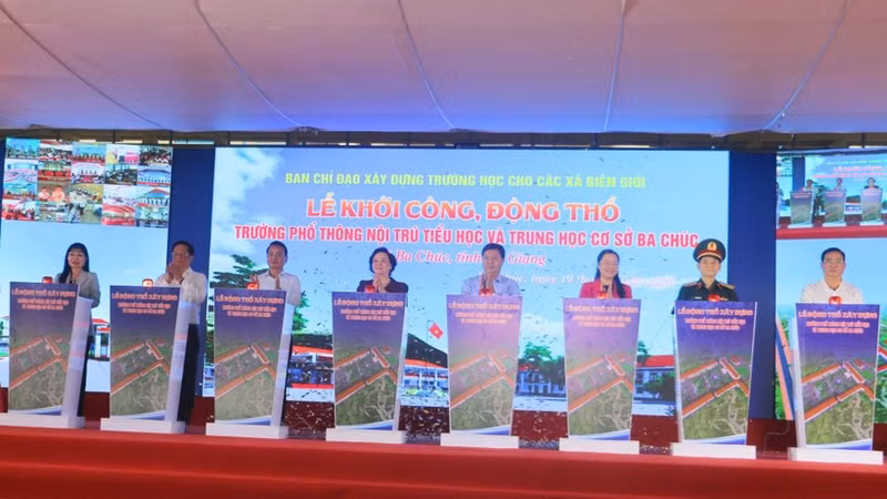 La viceprimera ministra de Vietnam, Pham Thi Thanh Tra, asiste a la ceremonia de inicio de la construcción de la Escuela Internado de nivel primario y secundario Ba Chuc (Fuente: VNA)