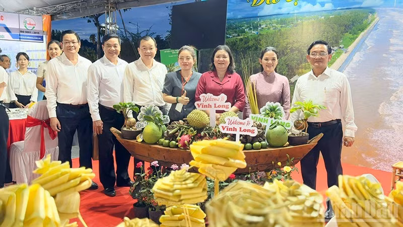 Los dirigentes de la provincia de Vinh Long visitan los pabellones en la feria.