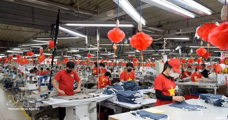 Línea de producción de prendas de vestir para exportación en Bac Ninh. (Foto: VNA)