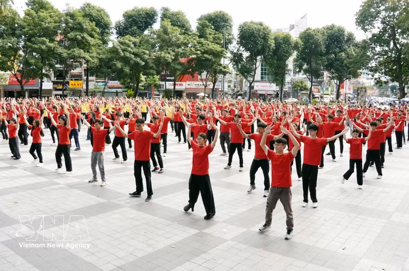 Una actuación multitudinaria de 500 estudiantes de Ciudad Ho Chi Minh formando la silueta de la bandera nacional en la ceremonia de lanzamiento del proyecto "Amo mi patria" en 2026. (Foto: VNA)