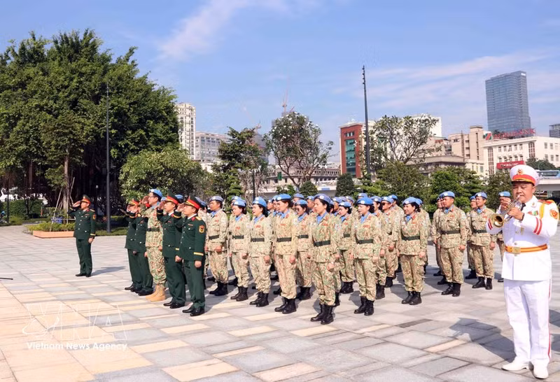 Los oficiales y soldados rinden homenaje al Presidente Ho Chi Minh. (Foto: VNA)