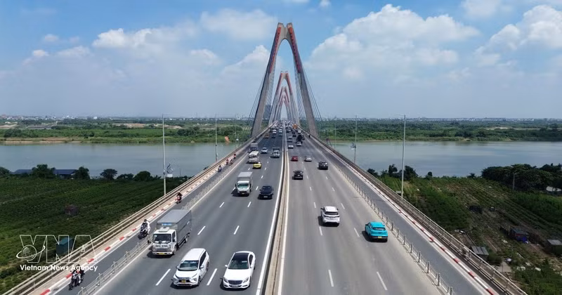 Puente Nhat Tan, el mayor puente atirantado de Vietnam sobre el río Rojo. (Foto: Huy Hung/VNA)