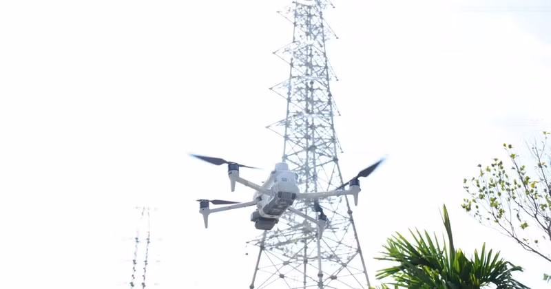 Uso de drones para inspeccionar líneas eléctricas. (Foto: VNA)