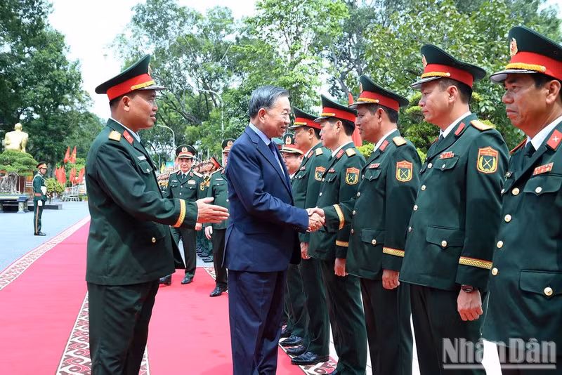 El secretario general del Partido Comunista de Vietnam y presidente del país, To Lam, saluda a los oficiales. (Foto: Nhan Dan)