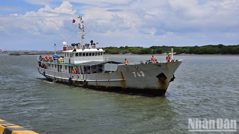 Rescatan con éxito a marinero enfermo frente a las costas de Vung Tau.