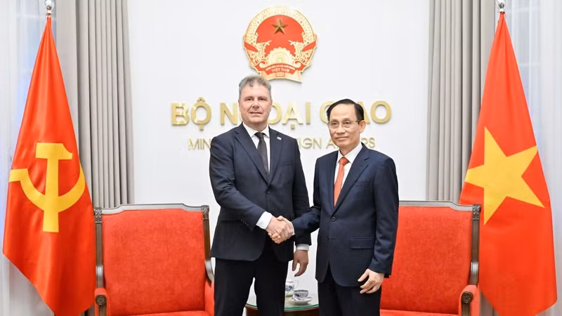 El miembro del Buró Político y ministro de Relaciones Exteriores de Vietnam, Le Hoai Trung (derecha), recibe a Roman Roun, presidente del Partido Comunista de Bohemia y Moravia.